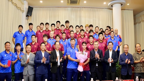 Lãnh đạo LĐBĐ Việt Nam chúc các đội tuyển bóng đá đổi màu huy chương SEA Games